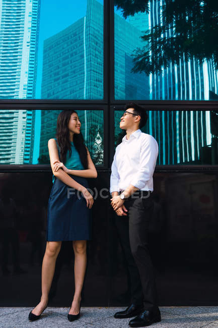 Jeune adulte couple d'affaires debout à l'extérieur — Photo de stock