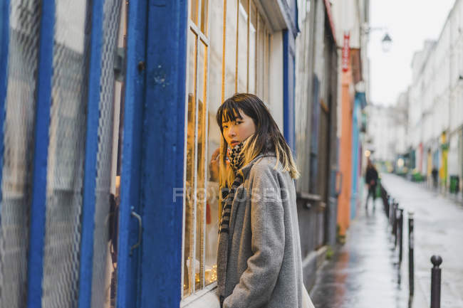 Young attractive casual asian woman on city street — Stock Photo