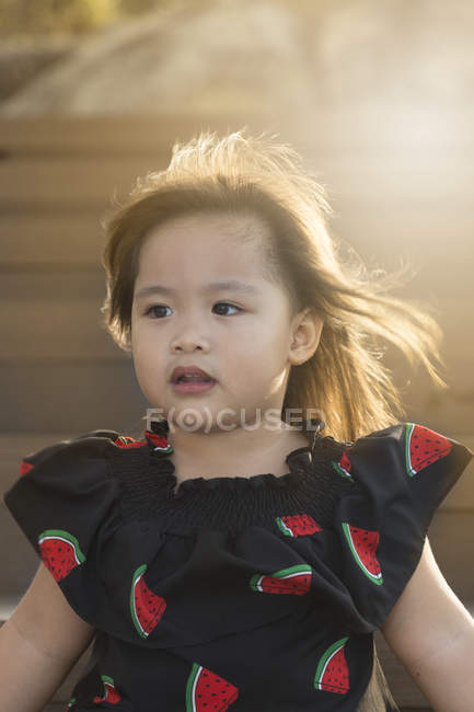 Портрет маленької дівчинки на відкритому повітрі . — стокове фото