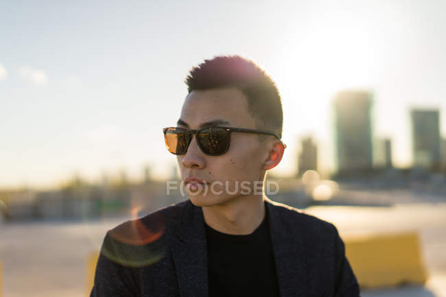 Retrato de jovem asiático homem em óculos de sol — Fotografia de Stock