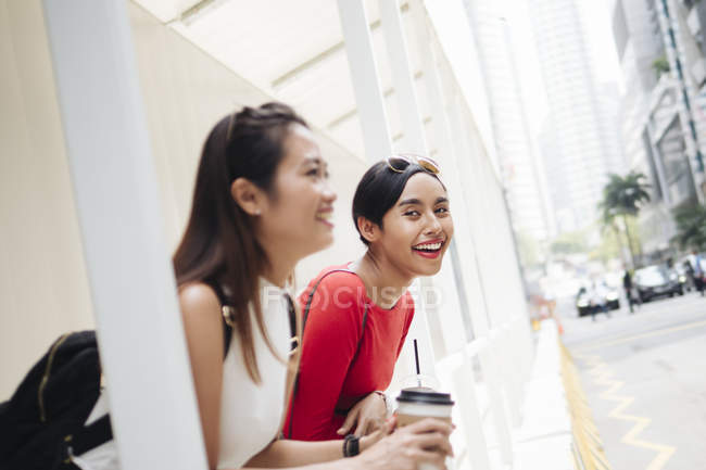 Jovem asiático feminino amigos com café no comida tribunal — Fotografia de Stock
