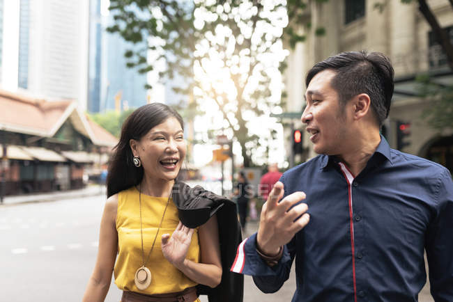 Heureux jeune asiatique couple marche sur rue, homme pointant sur quelque chose — Photo de stock