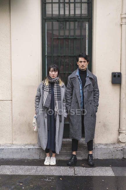 Junge attraktive lässige asiatische Paar posiert gegen Gebäude — Stockfoto