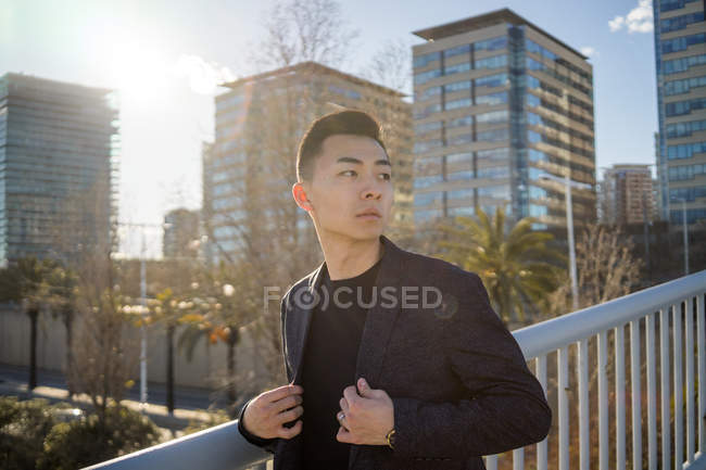 Jovem asiático homem no elegante terno na cidade rua — Fotografia de Stock