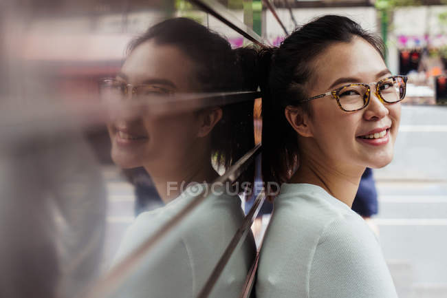 Молода приваблива азіатська жінка в окулярах — стокове фото
