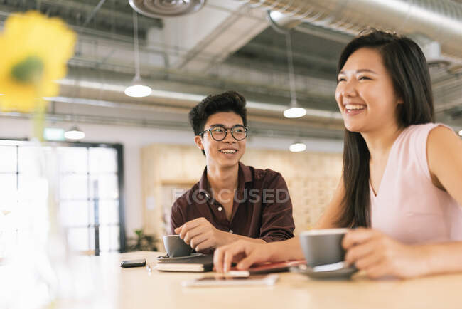 Jovem asiático bem sucedido negócios pessoas no moderno escritório — Fotografia de Stock