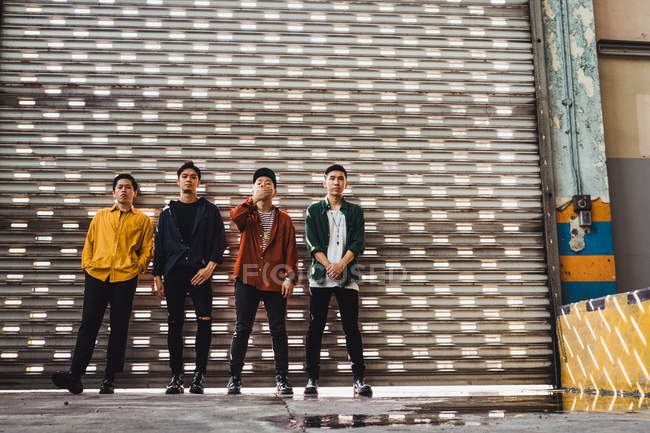 Porträt einer coolen jungen asiatischen Rockband — Stockfoto