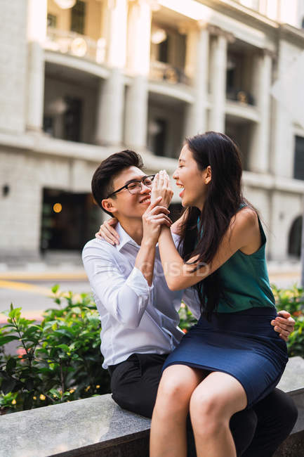 Молодые взрослые деловые пары веселятся на открытом воздухе — стоковое фото