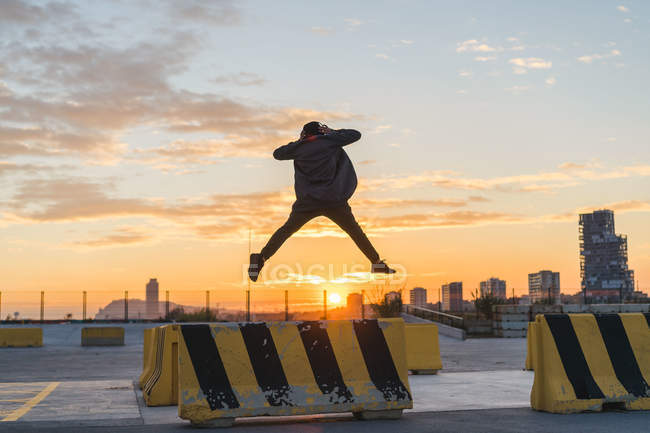 Joven asiático millennial disfrutando de la puesta de sol - foto de stock