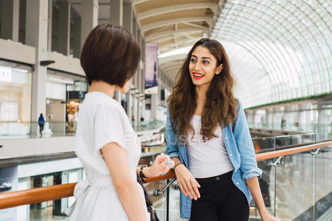Junge schöne asiatische Frauen zusammen in Einkaufszentrum — Stockfoto