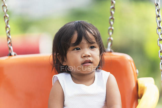 Мила маленька азіатська дівчинка на дитячому майданчику — стокове фото