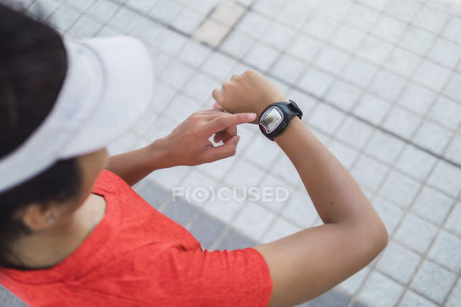 Молоді азіатські спортивний жінка перевірки раз на smartwatch — стокове фото
