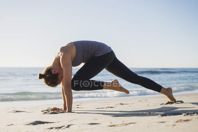 Молодая красивая женщина практикует йогу на открытом воздухе — стоковое фото