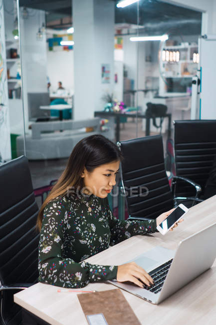Молодая азиатская деловая женщина, работающая в современном офисе — стоковое фото