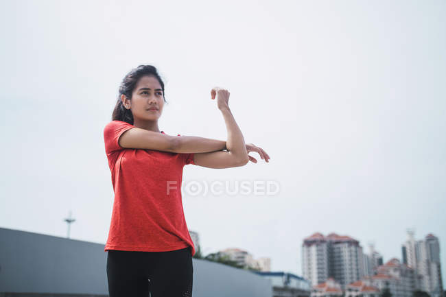 Молоді азіатські спортивний жінка робить вправу на відкритому повітрі — стокове фото