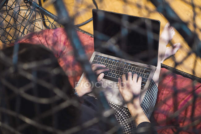 Mulher trabalhando com laptop no escritório moderno criativo — Fotografia de Stock