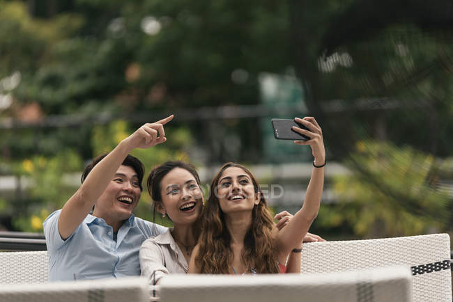 Gruppe von Freunden in einem Restaurant, Selfie machen — Stockfoto