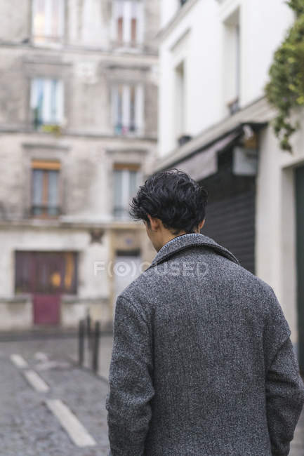 Jeune homme occasionnel attrayant marchant dans la rue — Photo de stock