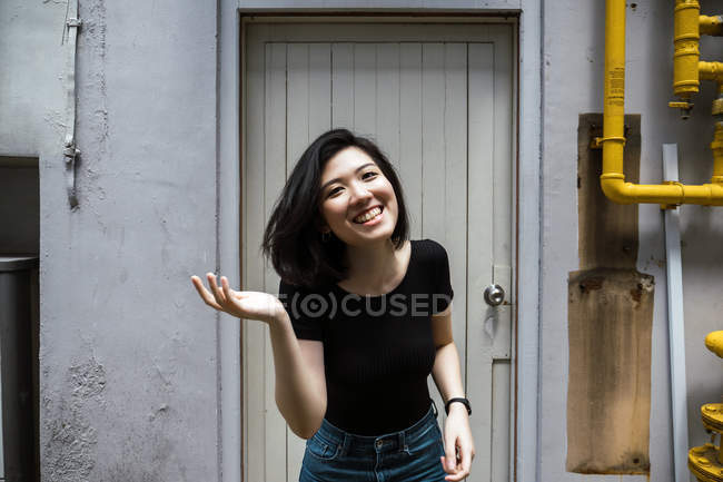 Young attractive asian girl posing outdoors — Stock Photo