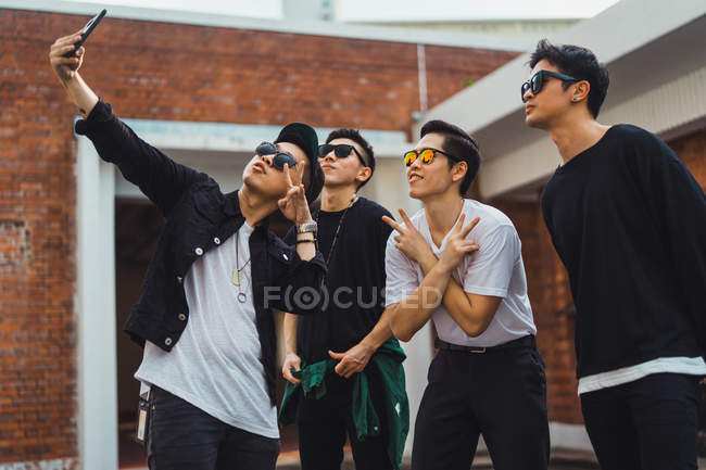 Fresco giovani asiatico rock band prendere foto — Foto stock