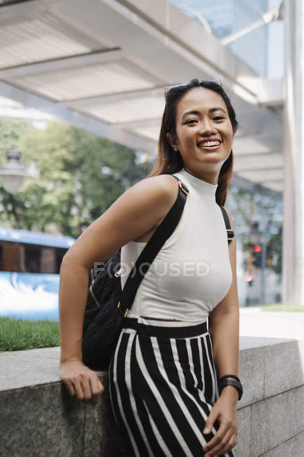 Jovem asiático atraente mulher posando para câmera — Fotografia de Stock
