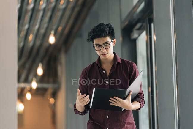 Chinese Business man with documents in office — Stock Photo