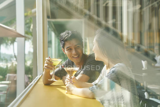 Jovem asiático casal ter data no café — Fotografia de Stock