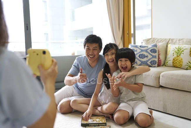 Família tirando seu retrato — Fotografia de Stock