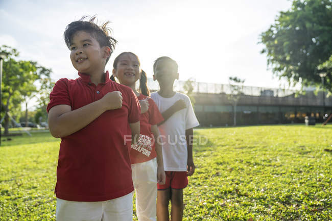 Gruppe asiatischer Kinder beim Singapore-Versprechen — Stockfoto