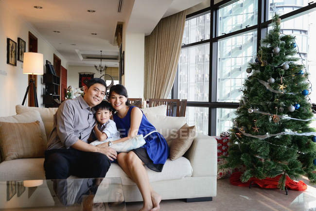 Portrait de famille asiatique célébrant Noël vacances — Photo de stock