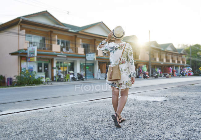Junge Frau erkundet die Straßen von Koh Chang, Thailand — Stockfoto