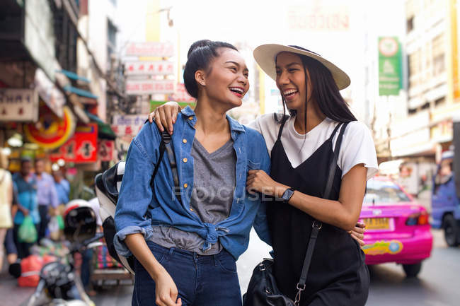 Meninas gangue estão saindo na rua em Chinatown, Bangkok — Fotografia de Stock