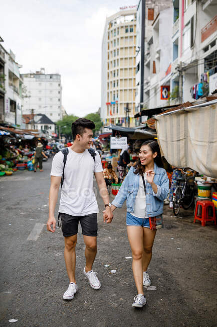 Jovem casal asiático passeando em um mercado local em Ho Chi Minh City, Vietnã . — Fotografia de Stock