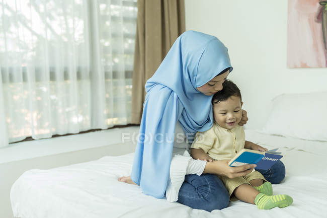 Мати і дитина читають книгу — стокове фото