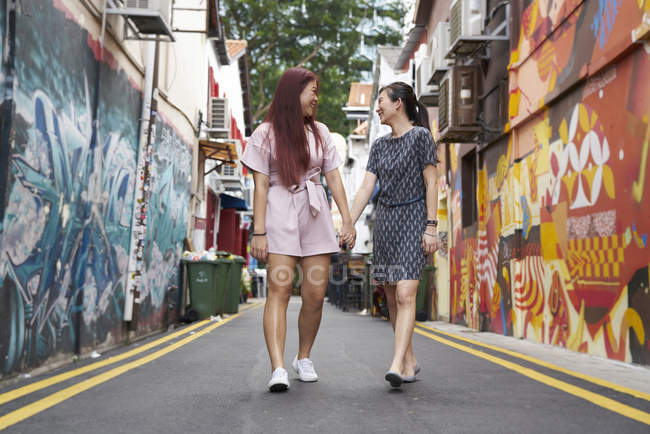 Giovani asiatiche amiche donne a piedi — Foto stock