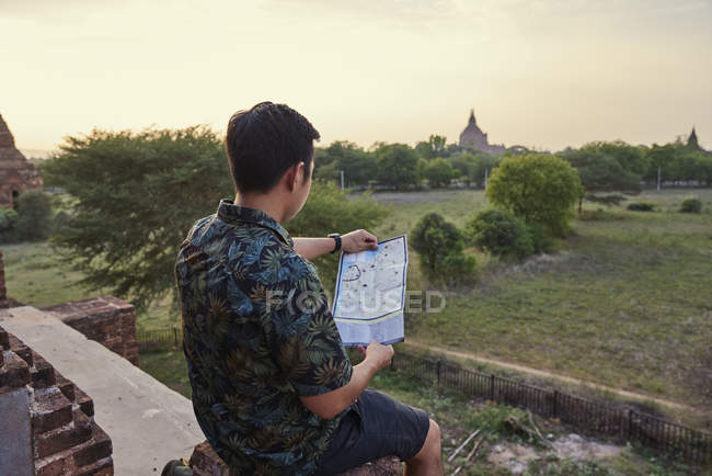Молода людина, охолодження навколо стародавнього храму Pyathadar, Баган, М'янма — стокове фото