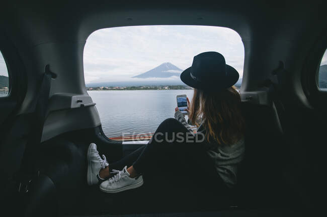 Mulher jovem hipster tirando uma foto do Monte Fuji — Fotografia de Stock