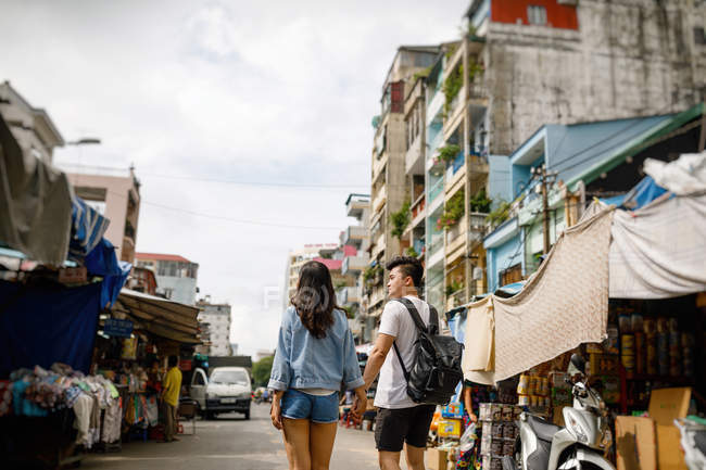 Joven pareja asiática visitando un mercado local en Ho Chi Minh City, Vietnam . - foto de stock