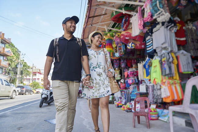 RELEASES Young couple shopping in Koh Chang, Thailand — Stock Photo