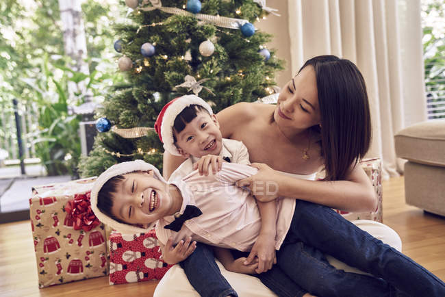 Glückliche junge asiatische Familie feiert Weihnachten zusammen — Stockfoto