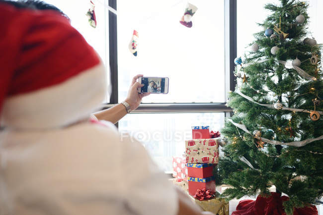 Азіатський родині святкування різдвяних свят і беручи selfie — стокове фото