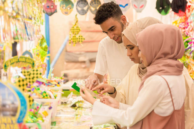 Amigos muçulmanos comprando Hari Raya — Fotografia de Stock