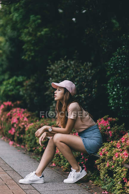 Mujer joven sentada en las calles de Tokio, Japón - foto de stock