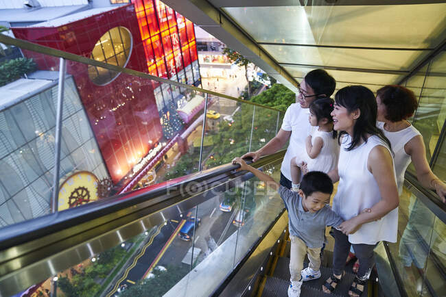 Щаслива азіатська сім'я проводить час разом — стокове фото