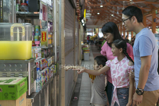 Счастливая азиатская семья во время шоппинга вместе — стоковое фото