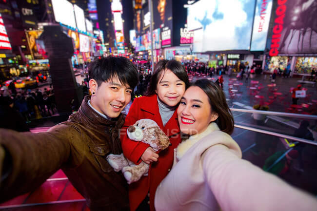 Glückliche Familie auf dem Times Square in New York. — Stockfoto