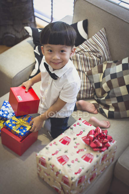 Eine familie feiert weihnachten in singapore — Stockfoto