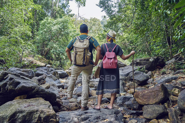 Young couple exploring Klong Plu Waterfalls in Koh Chang, Thailand — Stock Photo
