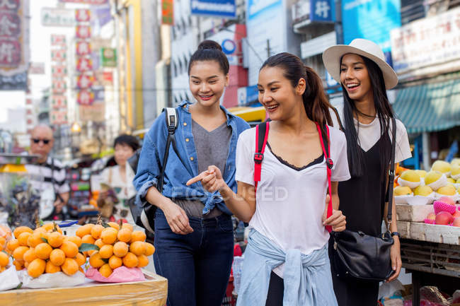 Подружки веселитимуться покупки вуличної їжі в китайському кварталі, Таїланд — стокове фото