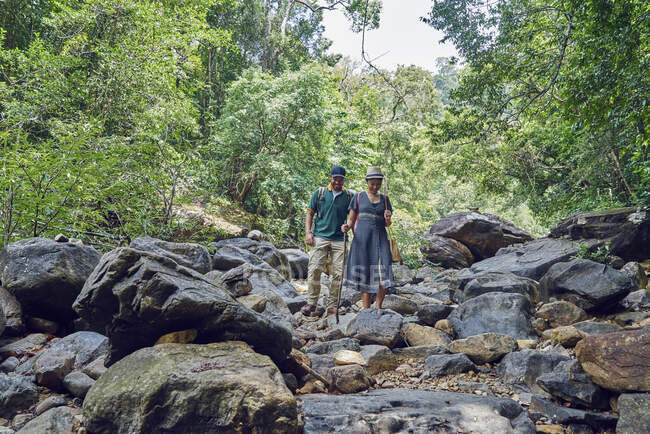 Jeune couple explorant les chutes d'eau de Klong Plu à Koh Chang, Thaïlande — Photo de stock